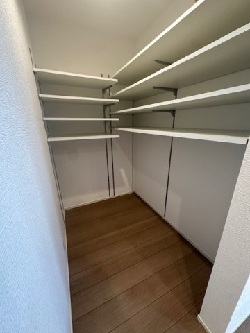 横浜駅まで歩ける、それだけでポイント高し！価格にも反映されてしまうものの長き目で見た際、それに見合う価値がそこにはある！と言える気がする【保土ケ谷区鎌谷町】新築戸建の収納|キッチン横の大型パントリー付き