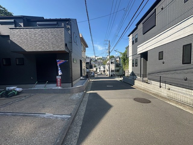 横浜駅まで歩ける、それだけでポイント高し！価格にも反映されてしまうものの長き目で見た際、それに見合う価値がそこにはある！と言える気がする【保土ケ谷区鎌谷町】新築戸建の前面道路含む現地写真|前面道路含む現地写真です