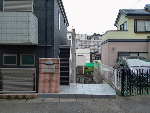 川崎市多摩区西生田５丁目のアパートのエントランス