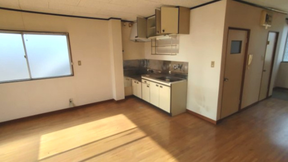 ６６２７６　岐阜市近島店舗付きアパートの居間・リビング