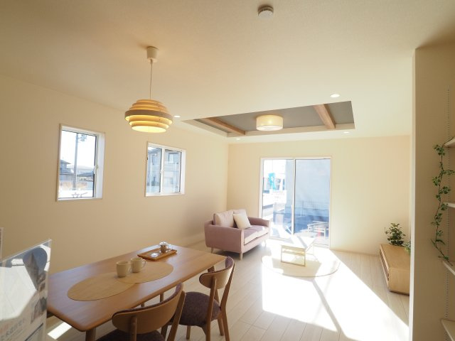 【居間・リビング】 | Blooming　Garden　笹木野北寺畑　１号棟 | ★内覧予約で新米4kg★