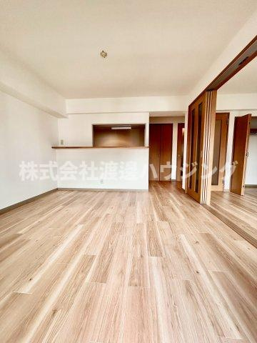 ユカミハイツ江坂の居間・リビング