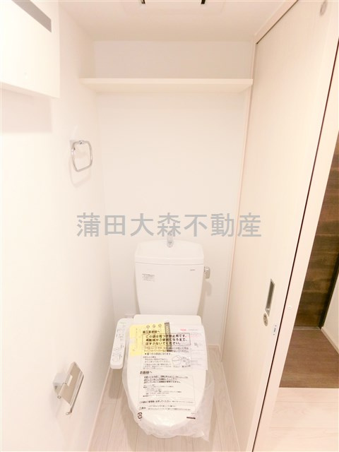 THE ROOM'S ザルームス大森町駅前のトイレ|上部棚と温水洗浄便座付きのトイレ