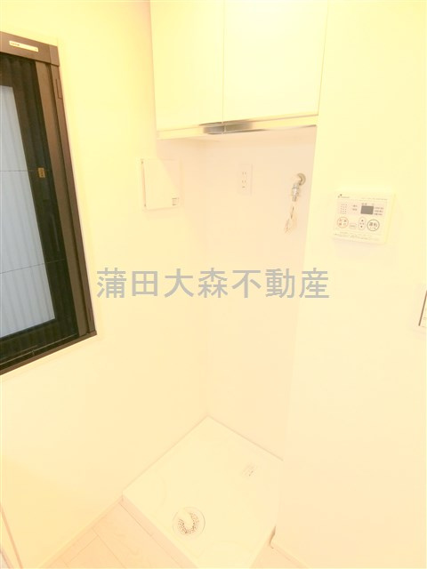 THE ROOM'S ザルームス大森町駅前の設備|上部吊戸棚付！室内洗濯機置き場