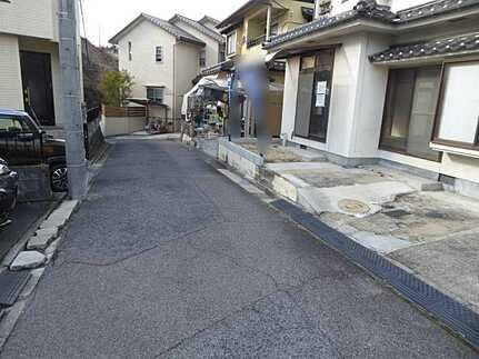 広島市安佐北区落合南９丁目　中古一戸建ての前面道路含む現地写真