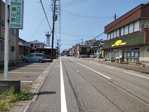 新潟市西区寺尾東3丁目の前面道路含む現地写真|スーパーやドラッグストアが歩いてすぐそばにあり、利便性良好♪毎日の買い物に非常に便利な立地です。