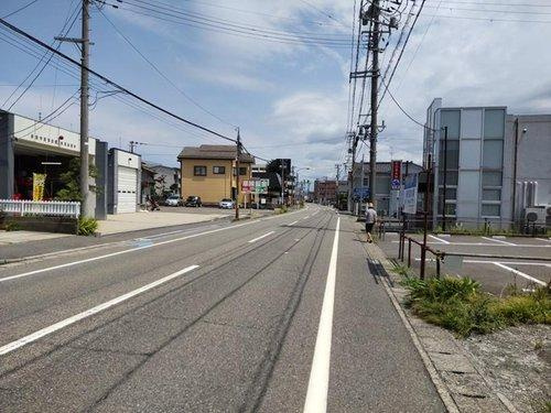新潟市西区寺尾東3丁目の前面道路含む現地写真|前面道路はバス道路になっていて、バス停までは約30mととても近いです！