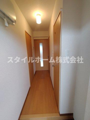 モンプリエールの内装|同建物内別部屋の写真です。