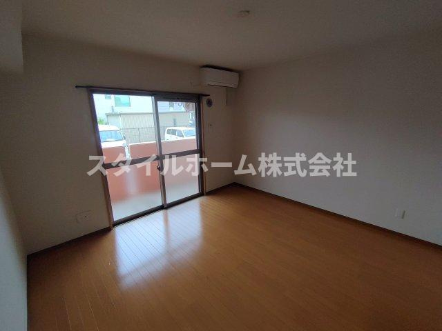 モンプリエールの居間・リビング|同建物内別部屋の写真です。