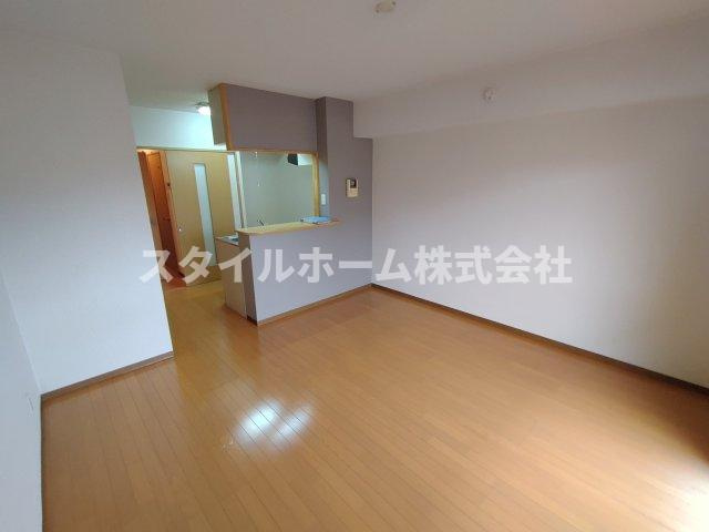 モンプリエールの居間・リビング|同建物内別部屋の写真です。