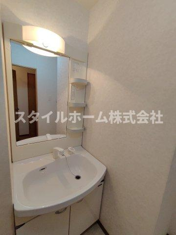 モンプリエールの洗面所|同建物内別部屋の写真です。
