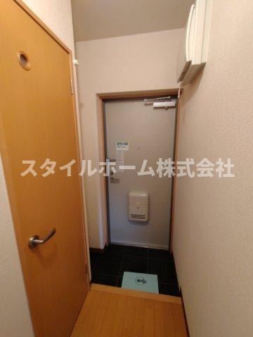 モンプリエールの玄関|同建物内別部屋の写真です。