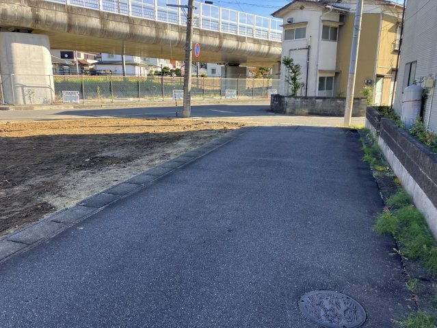 植田町中央三丁目 売土地の前面道路含む現地写真