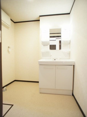 【独立洗面台】 | コスモスⅡ | 洗髪洗面化粧台と洗濯機置き場があります♪