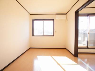 【居間・リビング】 | コスモスⅡ | 快適に過ごせるエアコンが付いています♪