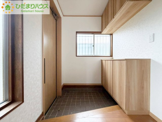 北茨城市中郷町汐見ヶ丘3丁目　中古戸建の玄関|スニーカーマニアも納得の天井まであるシューズボックス!(^^)!