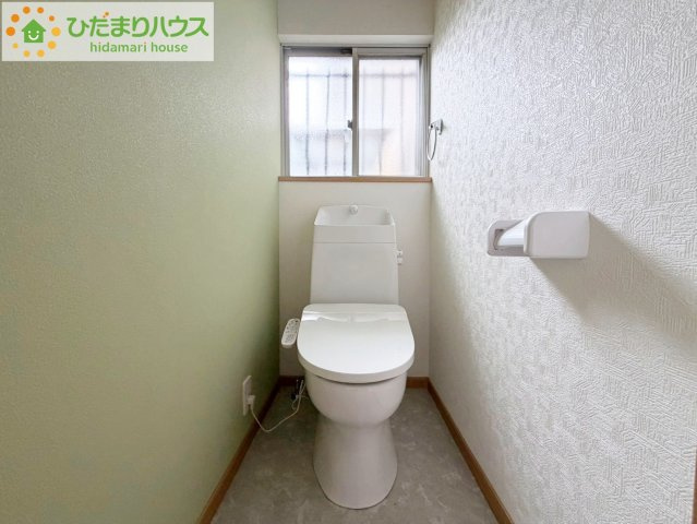 北茨城市中郷町汐見ヶ丘3丁目　中古戸建のトイレ|小窓が付いているので、トイレも明るい空間になっております♪