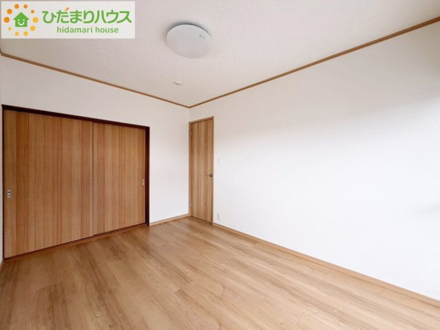 北茨城市中郷町汐見ヶ丘3丁目　中古戸建の寝室|天井の高い主寝室。ゆっくりと過ごせる大人のくつろぎ空間！