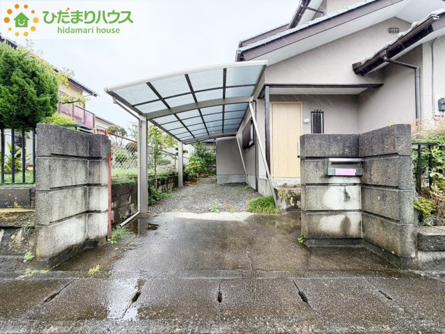 北茨城市中郷町汐見ヶ丘3丁目　中古戸建の駐車場|カースペース3台ＯＫ！前面道路も幅が広いため車庫入れも安心です(^^)/
