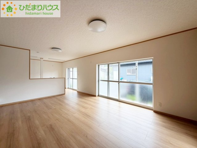 北茨城市中郷町汐見ヶ丘3丁目　中古戸建の居間・リビング|リビング大きな窓からは、暖かな日の光が降り注ぎます・・・