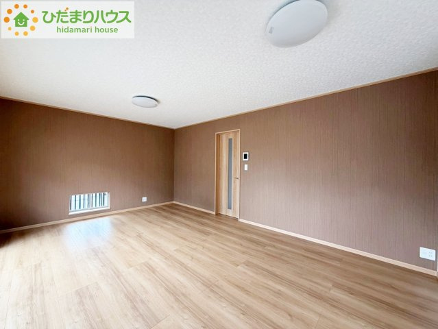 北茨城市中郷町汐見ヶ丘3丁目　中古戸建の居間・リビング|南向きのリビングではぽかぽかの日差しが感じられます☆彡