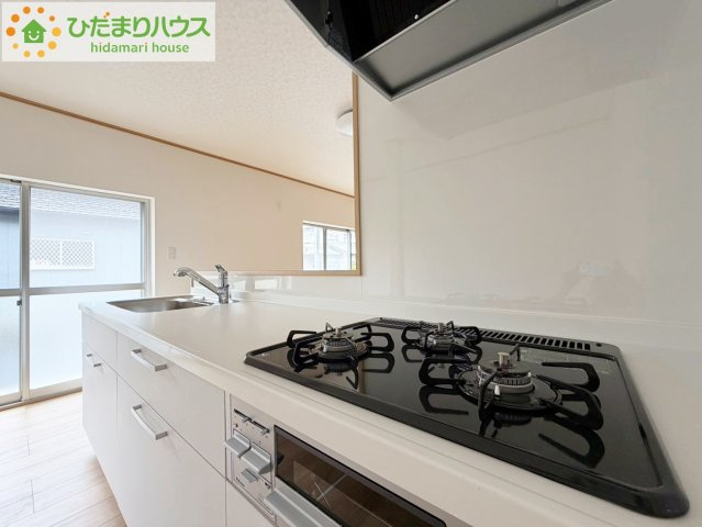 北茨城市中郷町汐見ヶ丘3丁目　中古戸建のキッチン|3口コンロと収納豊富なキッチンで、ママの毎日のお料理もはかどります☆