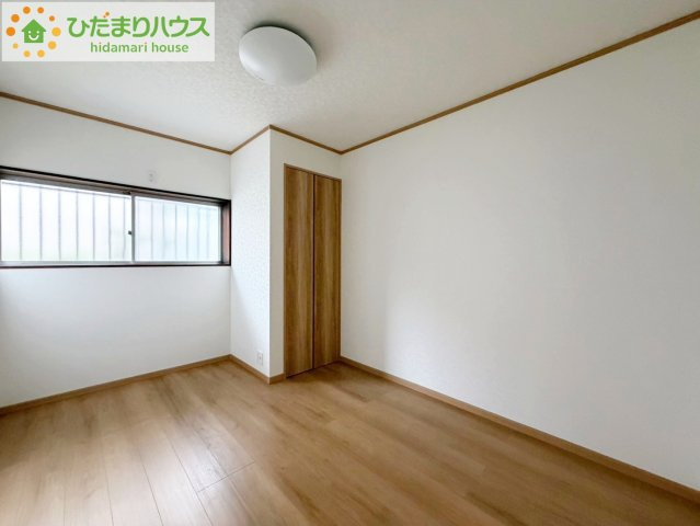 北茨城市中郷町汐見ヶ丘3丁目　中古戸建の洋室|お掃除しやすく、清潔感を保てるのでダニも発生しにくいフローリング♪