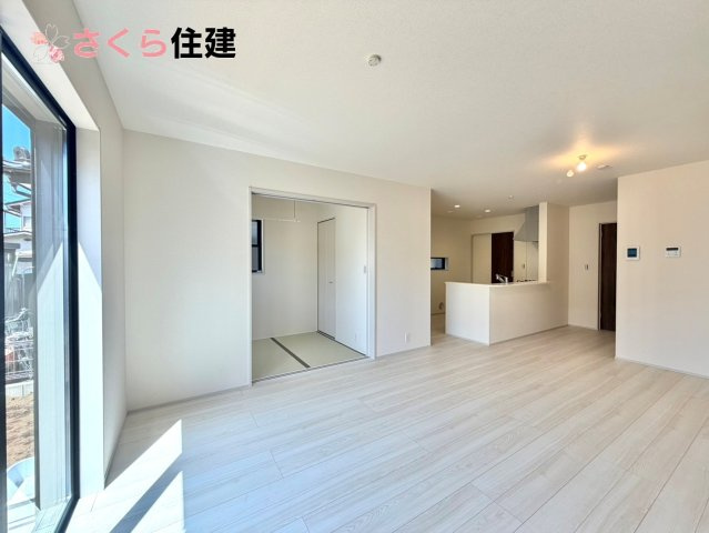 リーブルガーデン　第6下野小金井　１号棟の居間・リビング|広々18帖LDLは南向きで日当たり良好。ゆったりとした時間の流れる開放的なくつろぎの空間