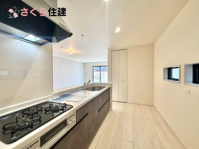 リーブルガーデン　第6下野小金井　１号棟のキッチン|お子様と並んで料理をしても余裕のゆとりのキッチン。お子様と一緒に料理も叶いますよ♪