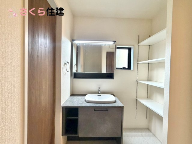 リーブルガーデン　第6下野小金井　１号棟の洗面所|ゆとりある広さの洗面所。両サイド収納の洗面台で、二人ならんで同時の身支度もスムーズです。