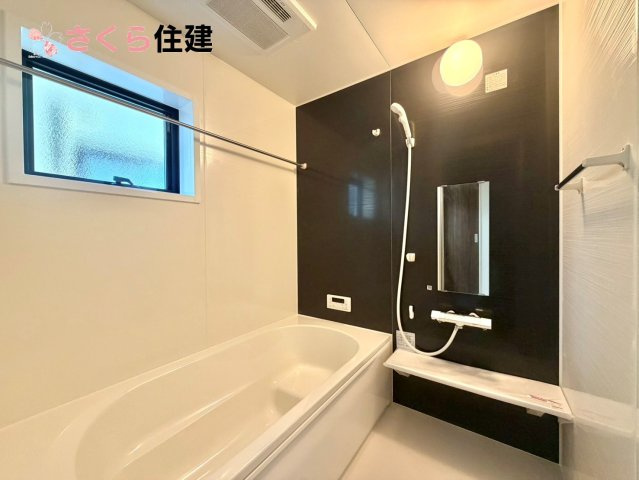 リーブルガーデン　第6下野小金井　１号棟の浴室|梅雨の時期は大活躍の浴室乾燥機！家族の数だけ増える洗濯物もしっかり乾かせます。
