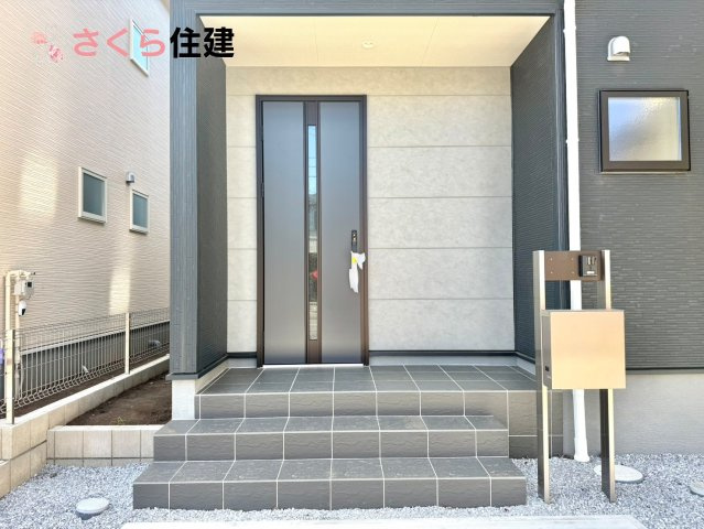 リーブルガーデン　第6下野小金井　１号棟の玄関|玄関扉はスマートキー対応で、両手に荷物があっても楽に簡単開け閉め！もちろんモニター付きインターホン！
