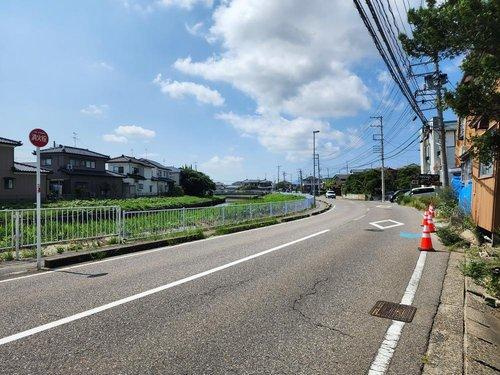 新潟市西区大野の前面道路含む現地写真|前面道路は約9.9ｍ。運転が苦手な方もスムーズに駐車ができます。