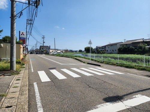新潟市西区大野の前面道路含む現地写真|近くにあると嬉しい♪ガソリンスタンドは車で1分以内の距離！