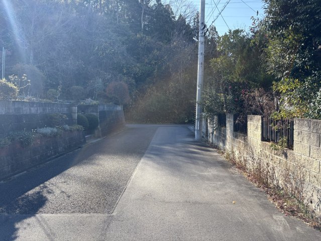 東田町金子平 中古一戸建ての前面道路含む現地写真