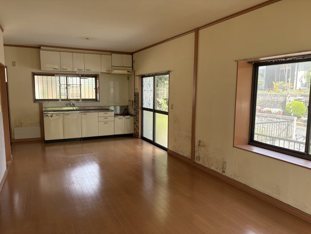 東田町金子平 中古一戸建ての居間・リビング