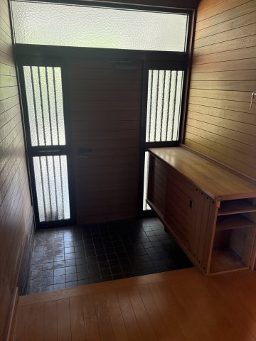 東田町金子平 中古一戸建ての玄関