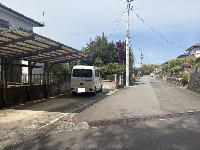 東田町金子平 中古一戸建ての前面道路含む現地写真