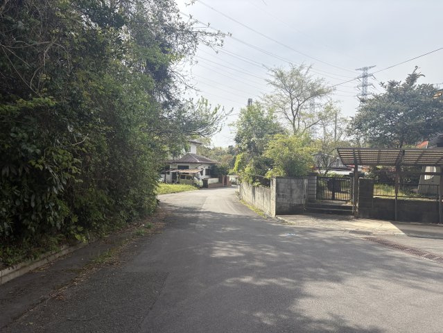 東田町金子平 中古一戸建ての前面道路含む現地写真