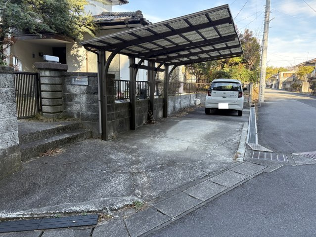 東田町金子平 中古一戸建ての駐車場