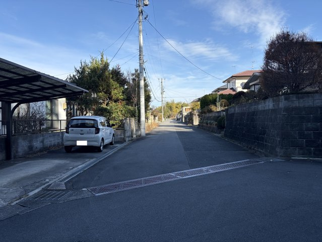 東田町金子平 中古一戸建ての前面道路含む現地写真