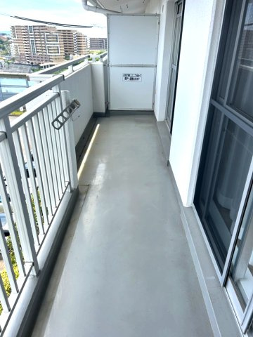 コンフォール学園緑が丘第２団地28号棟のバルコニー|お洗濯にも便利なバルコニー付き