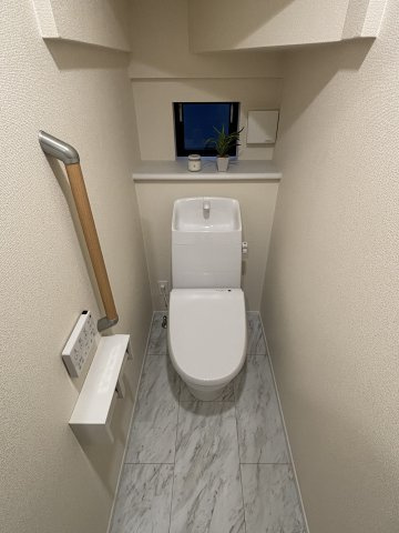 お手入れのしやすい最新の温水洗浄便座を採用。各階にトイレを設置しているため、忙しい朝の時間帯もスムーズです。白を基調とした清潔感のある空間で、日々の生活にゆとりと快適さをもたらします。