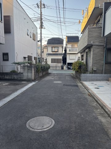 南側道路に面し、光と風が通り抜ける心地よい立地です。前面道路は通り抜けができないため、車の往来が少なく静かな環境。お子様の飛び出しの心配も少なく、落ち着いて暮らせる開放感あふれる住街区です。