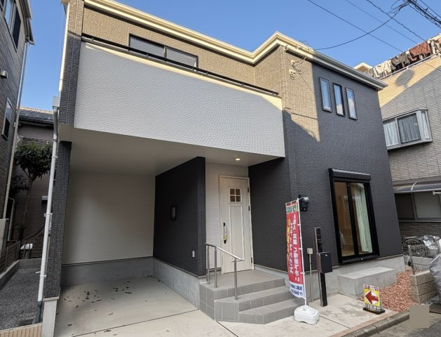 南側道路に面した明るい外観。前面道路は車の通り抜けができないため、お子様の飛び出し不安も少なく、静かで安心な住環境です 。