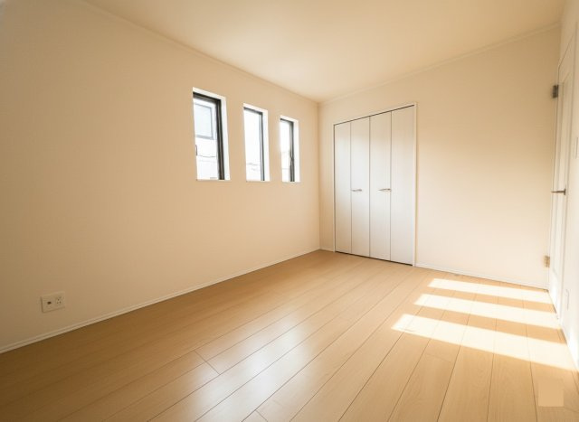 ライフステージに合わせて**間取り変更が可能な「スケルトンインフィル」**構造を採用 。お子様の成長や独立に合わせてお部屋の数を調整できるため、長く快適に住み続けられる工夫が施されています 。