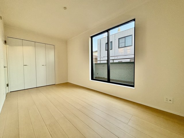 6.87帖の主寝室はバルコニーに面しており、日当たり・風通し共に良好です 。収納スペースも確保されているため、お部屋をスッキリと保てます。一日の疲れを癒やす、落ち着いたプライベート空間です 。