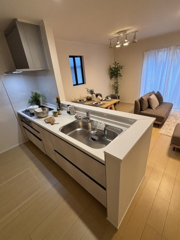 対面式キッチンからはリビング全体が見渡せ、お料理中も家族との会話が弾みます 。家事動線を考慮した設計で、毎日の食事作りがもっと楽しく、効率的に。子育て世代に嬉しいポイントが満載です 。