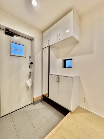 天井まで高さのある大容量の収納スペースを確保。家族全員の靴をスッキリ整理でき、玄関を常に美しく保てます。姿見付きの扉で、お出かけ前の身だしなみチェックもスムーズに行える便利な設計です。