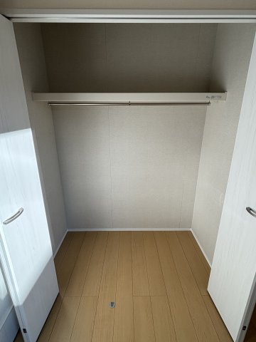 4.5帖の広々とした納戸をはじめ、全居室にクローゼットを完備。季節物や大きな荷物もスッキリ片付き、居住スペースを最大限に活用できます。整理整頓がしやすく、家事の負担を軽減する収納計画です。